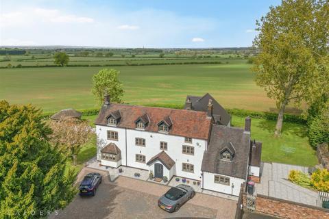 Clifton Road, No Mans Heath, Tamworth 6 bed detached house for sale