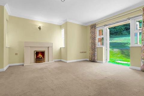 Harestone Valley Road, Caterham CR3 2 bed flat for sale