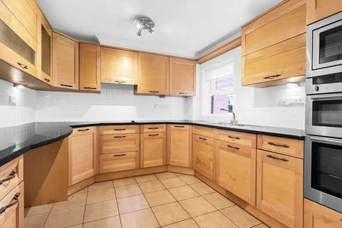 Harestone Valley Road, Caterham CR3 2 bed flat for sale