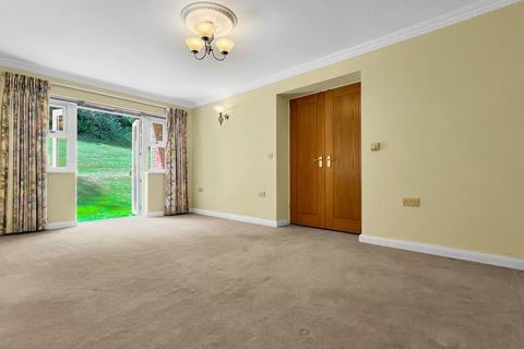 Harestone Valley Road, Caterham CR3 2 bed flat for sale