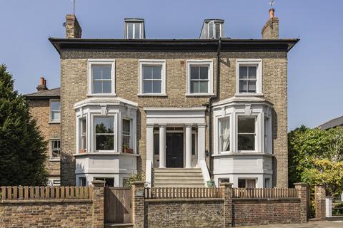 Stanley Road, Twickenham, TW2 2 bed apartment for sale