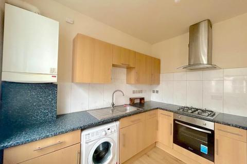 High Street, London, SE25 2 bed flat for sale