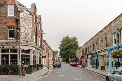 Columbia Road, Bethnal Green, London, E2 2 bed flat for sale