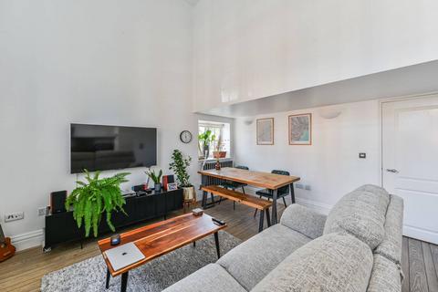 Kingsway Square, Battersea Park... 2 bed flat for sale