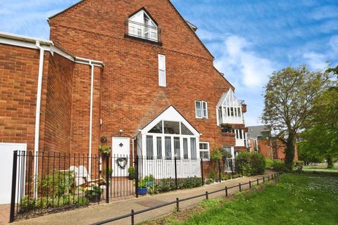 Sovereigns Quay, Riverside... 2 bed ground floor maisonette for sale