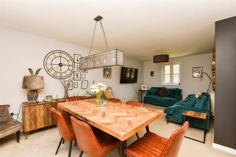 Trist Way, Crawley RH11 2 bed flat for sale