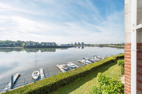 Horseshoe Bridge, St Denys... 2 bed flat for sale
