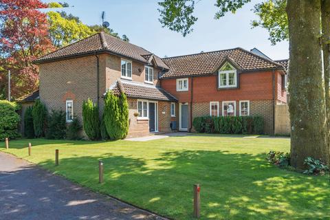 Willian Place, Hindhead, Surrey, GU26 5 bed detached house for sale