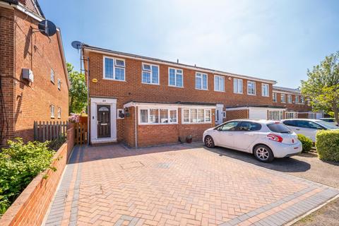 Bucklers Way, Carshalton SM5 3 bed end of terrace house for sale