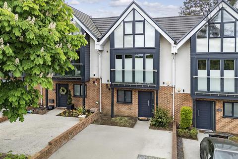Hainault Road, Chigwell IG7 4 bed terraced house for sale