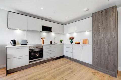 Kingston Road, London, SW20 2 bed flat for sale