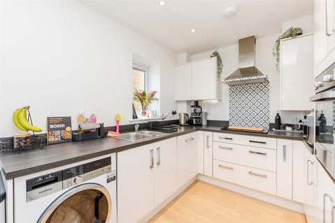 Castleridge Drive, Greenhithe DA9 2 bed flat for sale