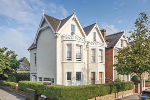 Glamorgan Road, Hampton Wick, KT1 2 bed flat for sale