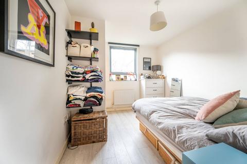 Kinglet Close, Forest Gate, London, E7 2 bed flat for sale
