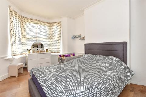 Woodlands Road, Ilford, Essex 3 bed flat for sale