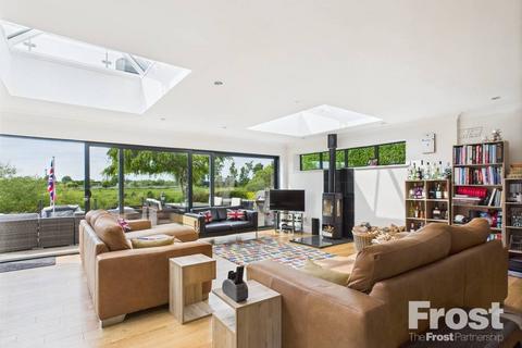 The Avenue, Wraysbury... 3 bed detached house for sale