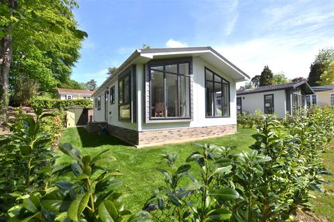 Woodland Rise, Grange Estate, Fleet GU52 2 bed mobile home for sale
