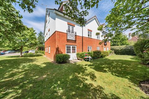 Kings Gate, Woking, GU21 2 bed flat for sale