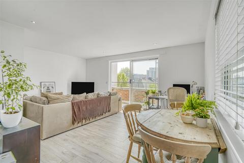 Mill Pond Close, Vauxhall, London, SW8 2 bed flat for sale