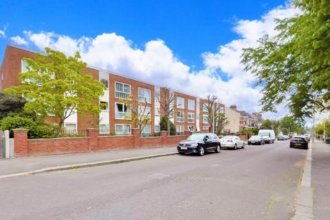 Gordon Road, South Woodford, E18 2 bed flat for sale