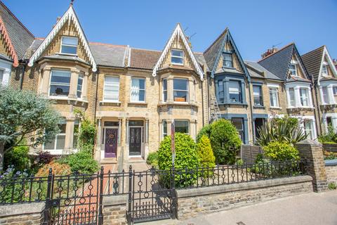 Beltinge Road, Herne Bay, Kent, CT6 2 bed flat for sale