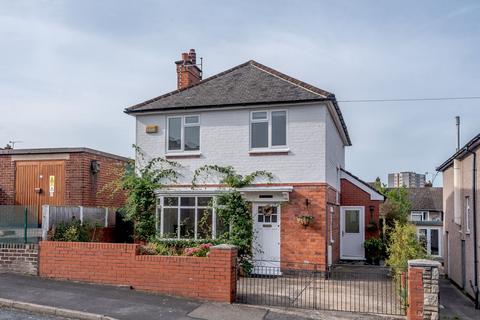 Park Avenue, Flint, CH6 3 bed detached house for sale