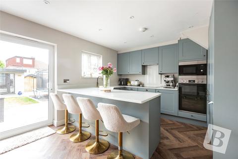 Kingfisher Road, Upminster, RM14 4 bed semi