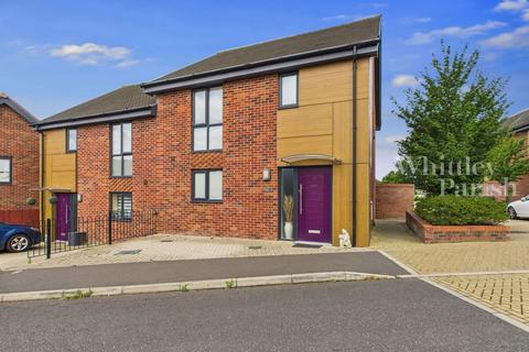Trumpeter Rise, Long Stratton... 3 bed semi