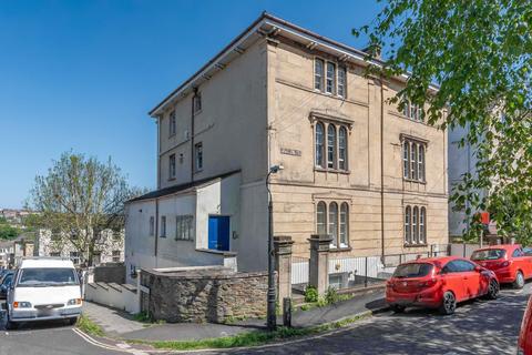 17 Victoria Walk, Bristol BS6 2 bed flat for sale