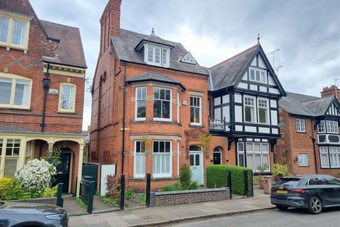 5 bedroom semi-detached house for sale