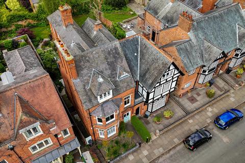 5 bedroom semi-detached house for sale