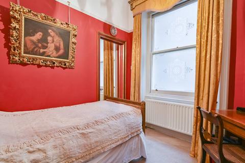 Ridgmount Gardens, WC1E, Bloomsbury... 2 bed flat for sale