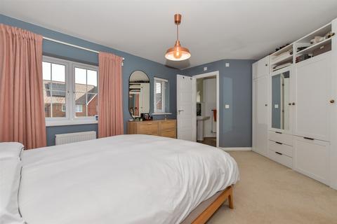 Southfields Way, Harrietsham... 3 bed semi