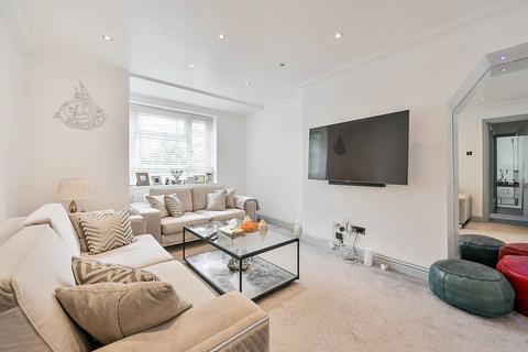Mackenzie Close, White City, London, W12 3 bed flat for sale