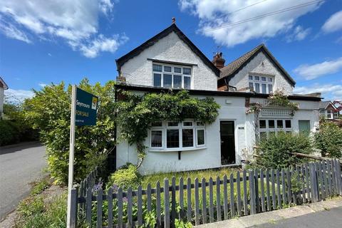 Beacon Hill Road, Surrey GU26 3 bed link detached house for sale