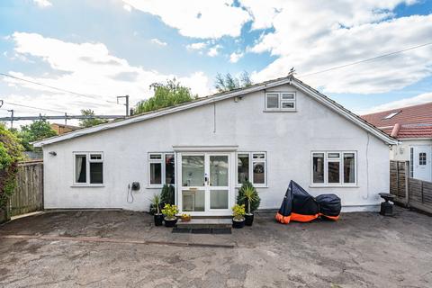 Mead Way, Near Burnham, Berkshire, SL1 6 bed bungalow for sale