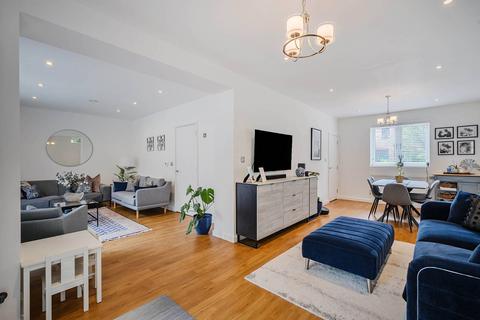 Reynard Way, TW8, South Ealing... 4 bed semi