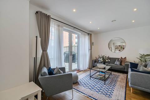 Reynard Way, TW8, South Ealing... 4 bed semi