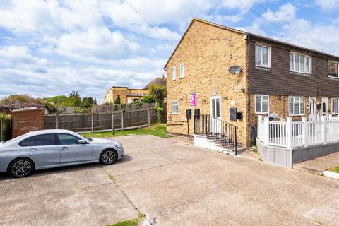 a Brookside, Hoo, Rochester 2 bed maisonette for sale