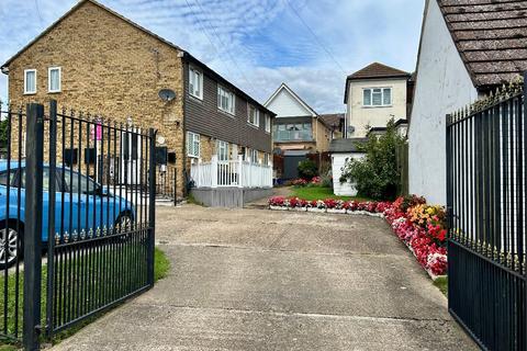 a Brookside, Hoo, Rochester 2 bed maisonette for sale