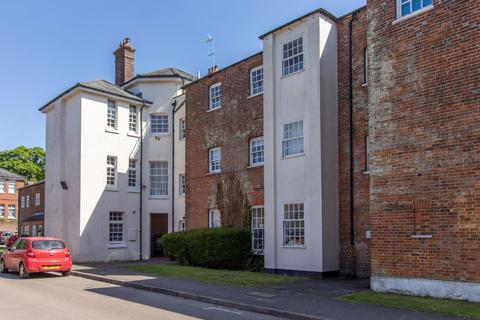 Bell House, Headley Close, Alresford 2 bed flat for sale