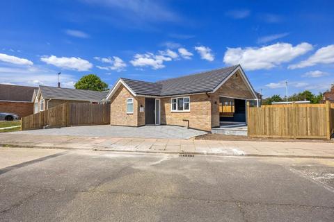 Hawthorn Road, Worthing, BN14 9LT 2 bed bungalow for sale