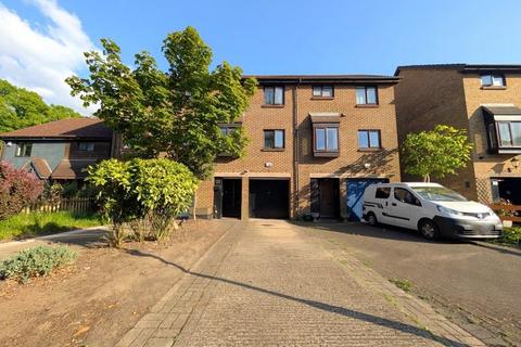 Roebuck Close, Feltham, TW13 3 bed townhouse for sale