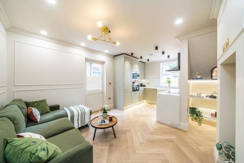 Loubet Street, London SW17 2 bed flat for sale