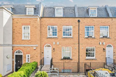 Trafalgar Grove, London 2 bed maisonette for sale
