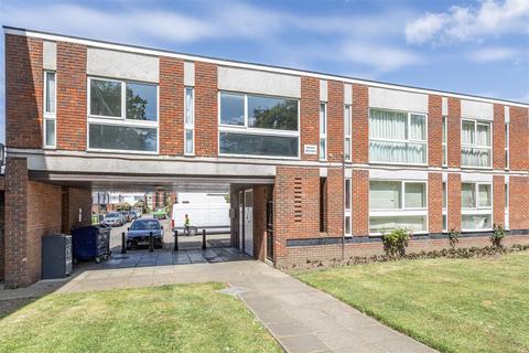 Brantwood Gardens, West Byfleet KT14 2 bed flat for sale