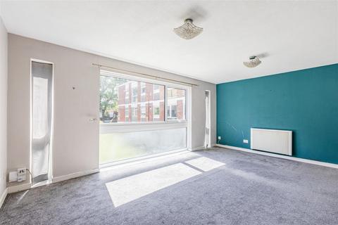 Brantwood Gardens, West Byfleet KT14 2 bed flat for sale