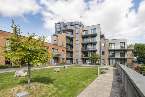 Riverside, Berkeley Avenue, Reading, 2 bed apartment for sale