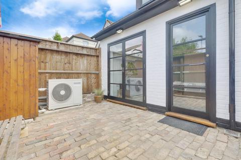 2 bedroom detached house for sale