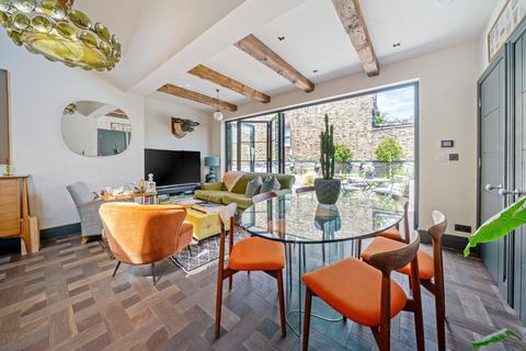 Clapham Common South Side, London, SW4 3 bed penthouse for sale